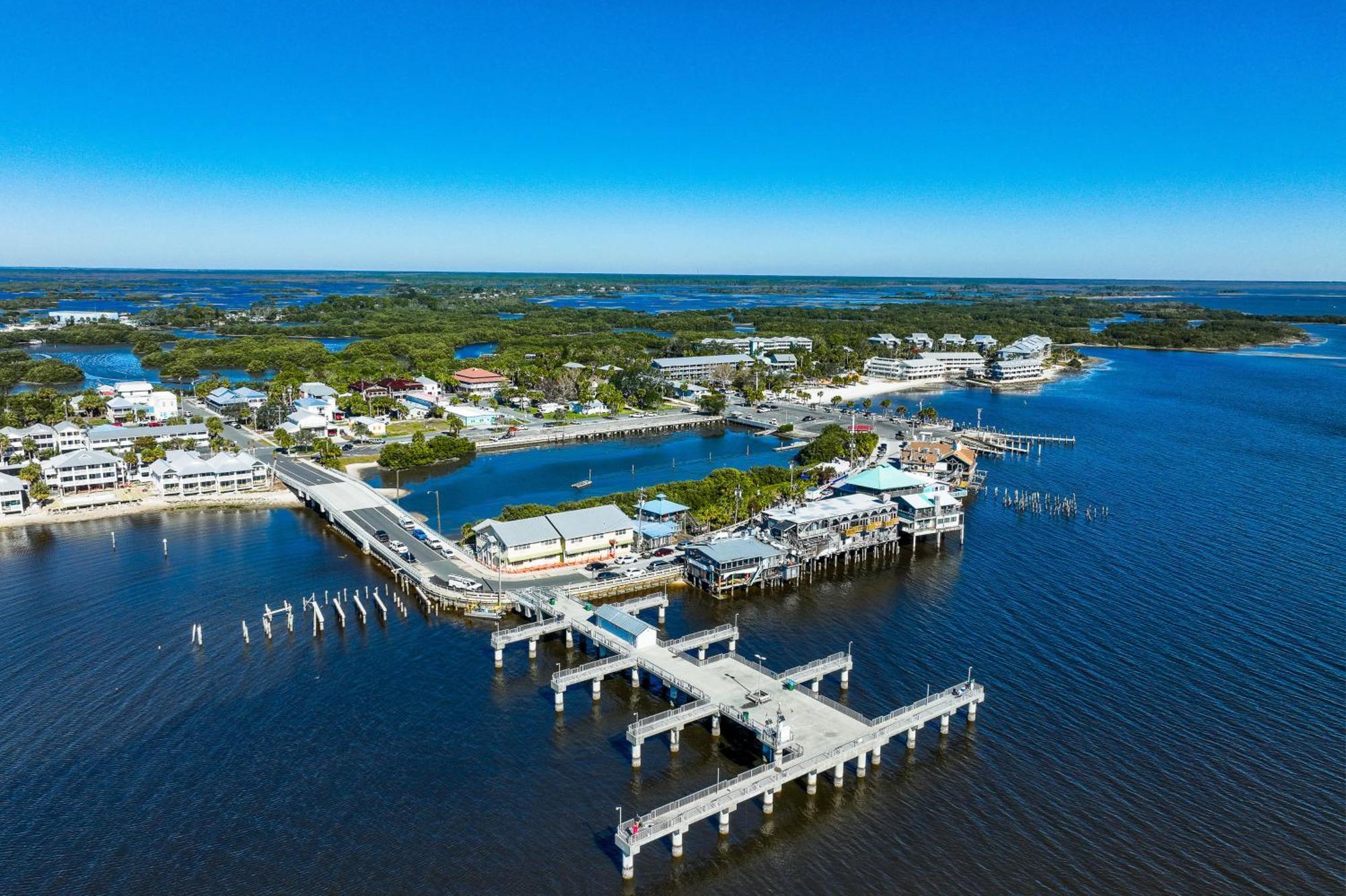 Beachfront Cedar Key Retreat With Pool Access! Bagian luar foto
