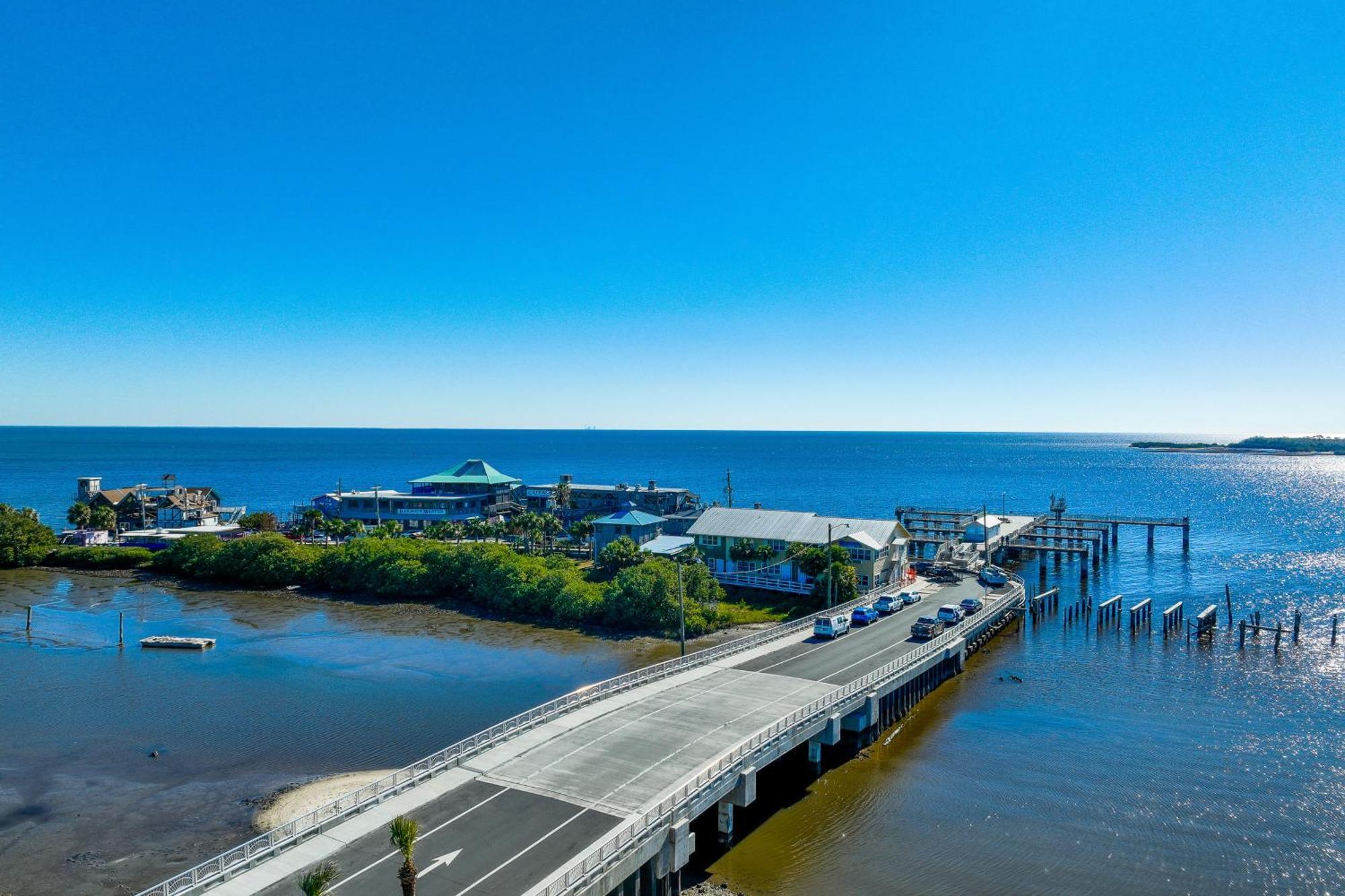 Beachfront Cedar Key Retreat With Pool Access! Bagian luar foto