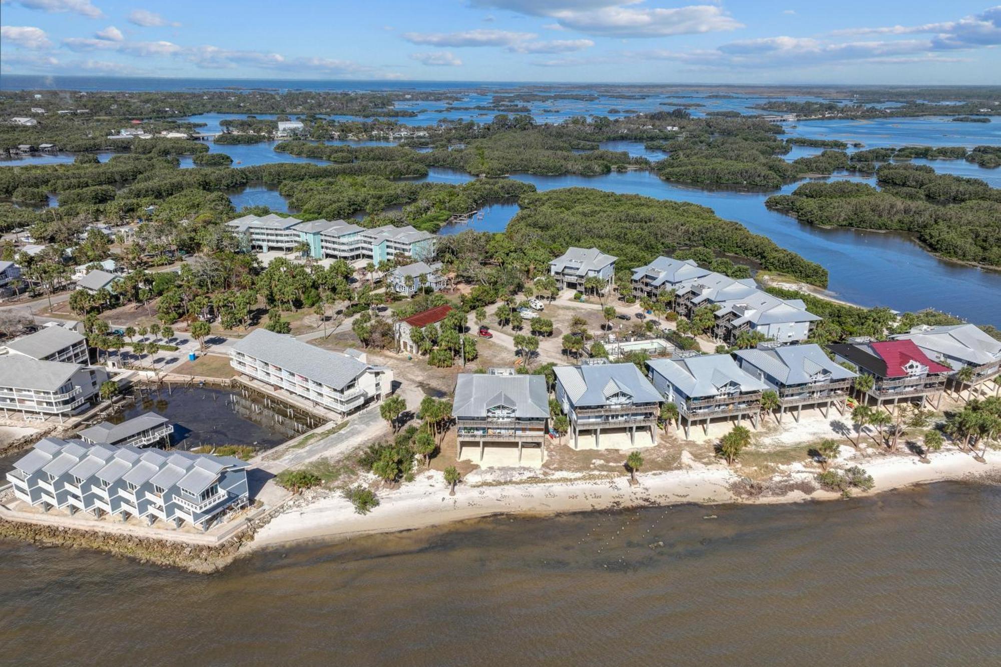 Beachfront Cedar Key Retreat With Pool Access! Bagian luar foto