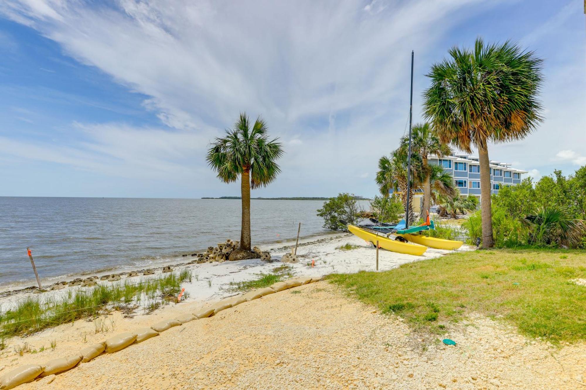 Beachfront Cedar Key Retreat With Pool Access! Bagian luar foto